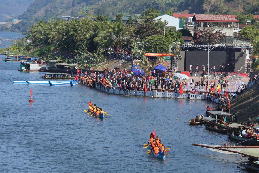 Le hoi dua thuyen Duoi En to chuc o Muong Lay vao dip Tet Duong lich hang nam la diem nhan van hoa cua nguoi Thai trang. Anh: Tran Dan