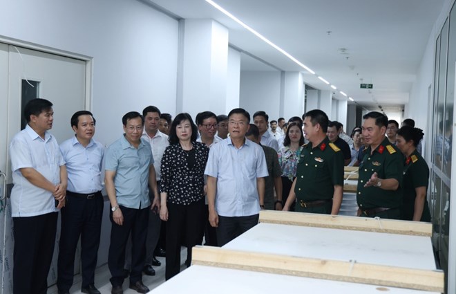 Deputy Prime Minister Le Thanh Long requested that before November 30, 2025, the facilities of Bach Mai and Viet Duc Hospitals 2 be put into use to serve the work of caring for and protecting people's health, not to let it go to waste, while improving the quality of medical examination and treatment for people. Photo: VGP
