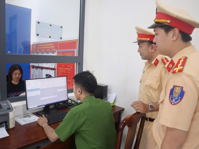 La policia de trafico recomendo a los ciudadanos que integren las licencias de manejo en VNneid. Foto: Thanh Quynh