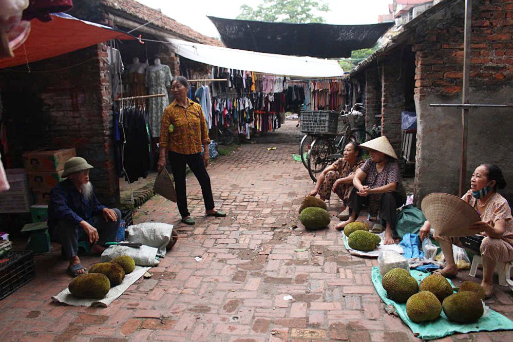The rural market is not only a place for buying and selling but also a place to connect village and neighborhood affection. Photo: Le Tuyen