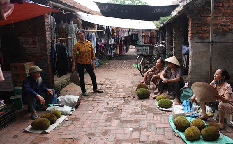The rural market is not only a place for buying and selling but also a place to connect village and neighborhood affection. Photo: Le Tuyen