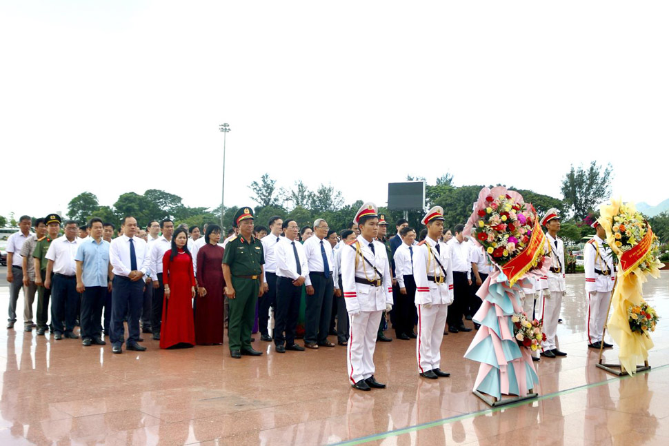 Doan dai bieu dang hoa tuong niem Tuong dai Nguyen Sinh Sac - Nguyen Tat Thanh. Anh: Cong thong tin Gia Lai