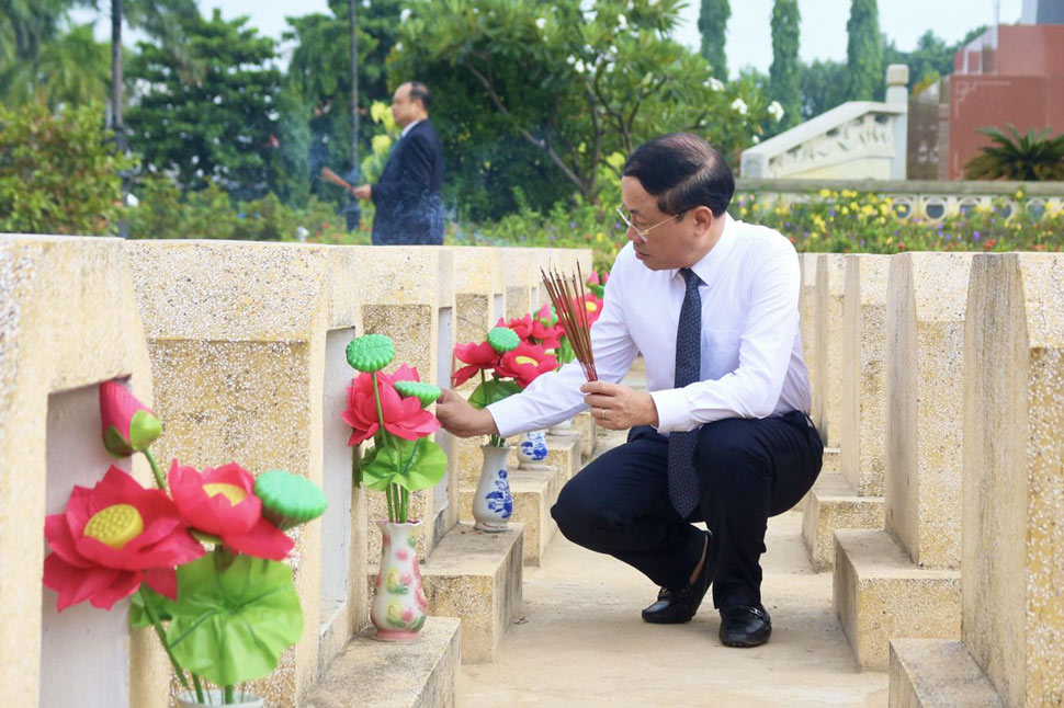Chu tich UBND tinh Gia Lai Pham Anh Tuan thap huong tri an cac anh hung, liet si. Anh: Cong thong tin Gia Lai