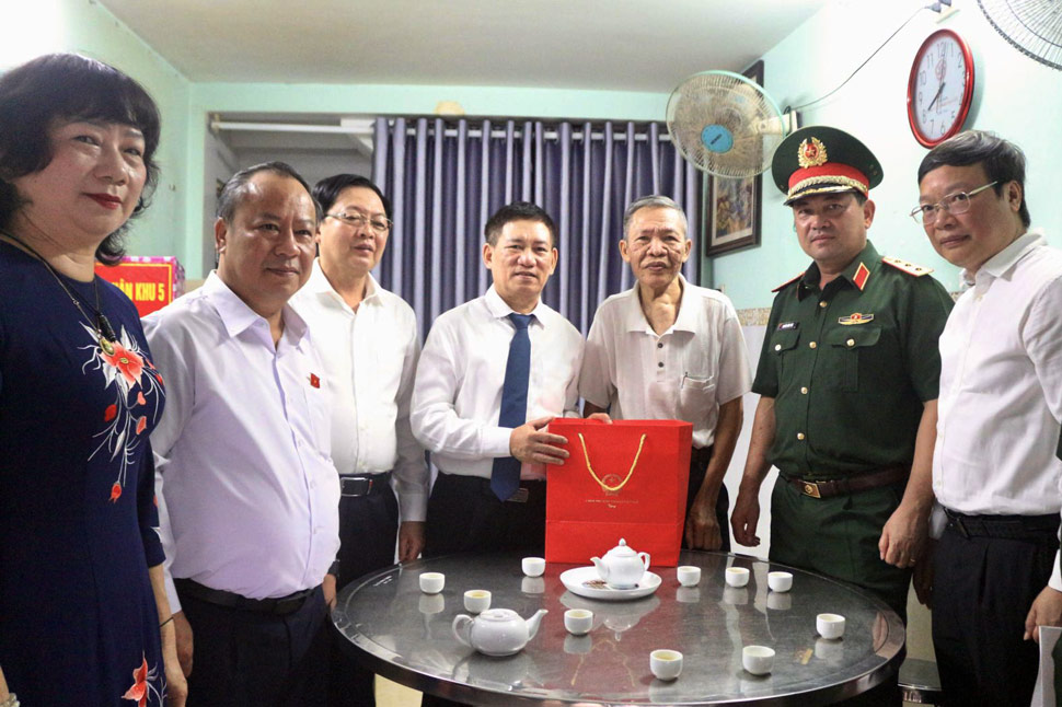 Pho Thu tuong tham, tang qua gia dinh thuong binh Truong Dac Khoa. Anh: Cong thong tin Gia Lai
