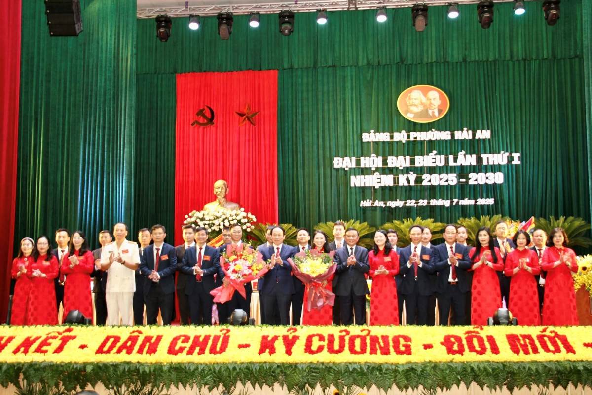 Ban Chap hanh Dang bo phuong Hai An nhiem ky 2025 - 2030 ra mat Dai hoi. Ảnh: Cong TTDT Hai Phong
