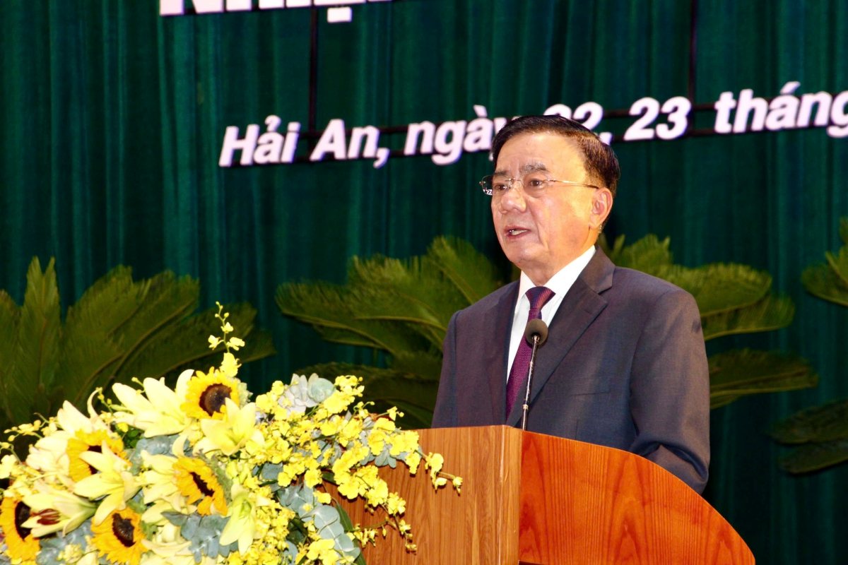 Tran Cam Tu 동지(정치국 위원 비서처 상임위원)가 대회 지시 연설을 하고 있습니다. 사진: 하이퐁 전자 정보 포털