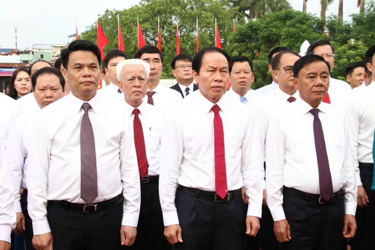Thuong truc Ban Bi thu Tran Cam Tu cung lanh dao thanh pho den dang huong tai Dai tuong niem cac Anh hung liet si thanh pho. Ảnh: Cong TTDT Hai Phong