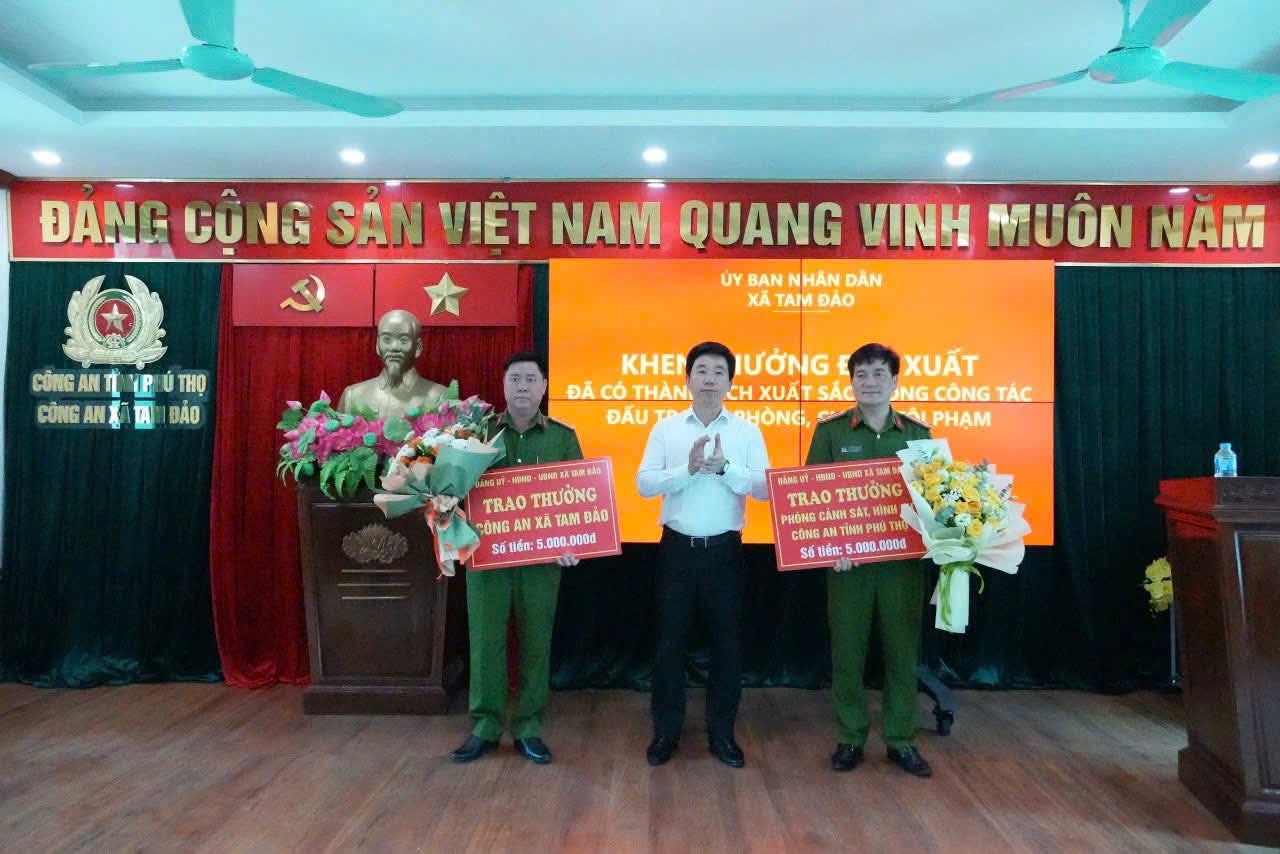 UBND xã Tam Đảo khen thưởng đột xuất cho các đơn vị vì đã đấu tranh, làm rõ thành công vụ việc 2 cô gái bị 1 nhóm đối tượng xâm hại tình dục trên đèo Tam Đảo cùng một vụ án mạng khác. Ảnh: Công an tỉnh Phú Thọ.