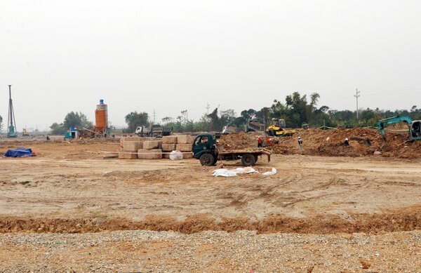 Gia Binh空港（BAC NINH）の人事、建設機器、建設プロジェクトに焦点を当てた請負業者ユニット。写真：Van Truong