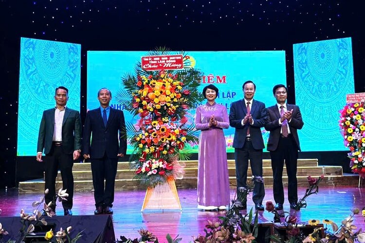 Lam Dong省の指導者がラムドン省労働文化会館設立10周年記念式典に花束を贈呈。写真:Do Lam