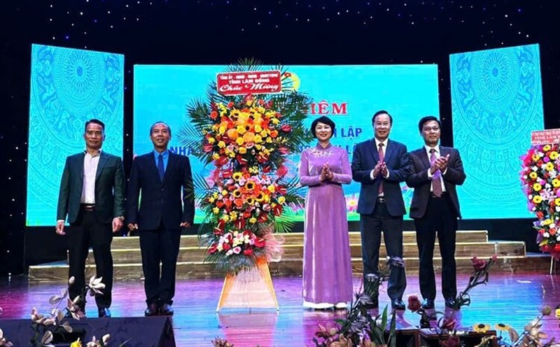 Lam Dong provincial leaders presented flowers to congratulate the 10th anniversary of the establishment of Lam Dong Provincial Labor Culture House. Photo: Do Lam