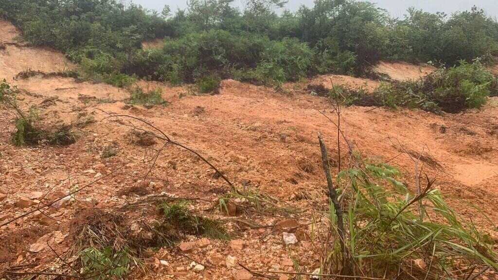 제3호 태풍으로 인해 수천 입방미터의 토석이 붕괴되었습니다. 사진: Dang Tinh