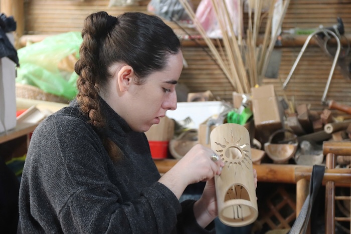 장인이 마을 대나무를 국제 관광객을 사로잡는 걸작으로 변신시킵니다. 사진: Nguyen Linh