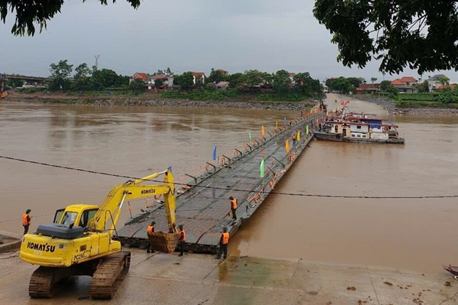 Cầu phao Phong Châu vận hành trở lại sau bão số 3 Wipha