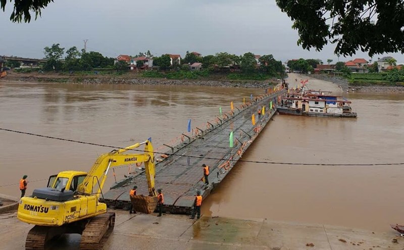 Phong Chau pontoon bridge will be put back into operation from noon on July 23. Photo: Provided by the unit.