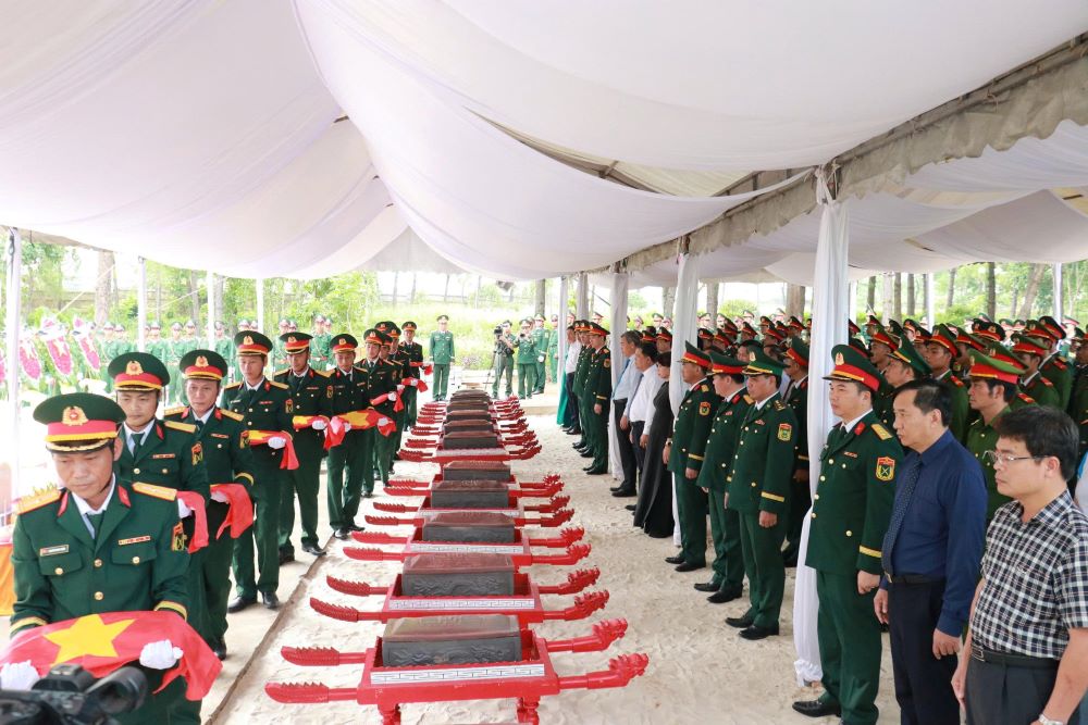 12 depouilles de martyrs sont enterrees au cimetiere national des martyrs de Duong 9. Photo : Hung Tho
