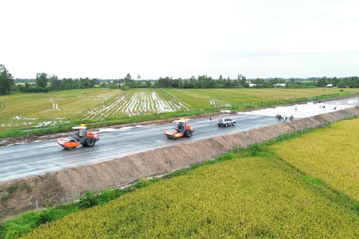 Toan tuyen cao toc Can Tho - Ca Mau co 955 may moc thiet bi va 2.125 nhan su trien khai thi cong dong loat. Anh: Ta Quang
