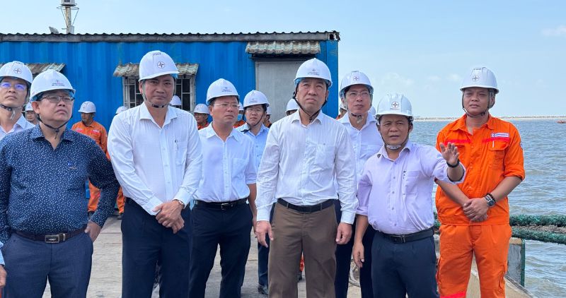 Chairman of Vinh Long Provincial People's Committee surveyed at Duyen Hai Power Center. Photo: Hoang Loc