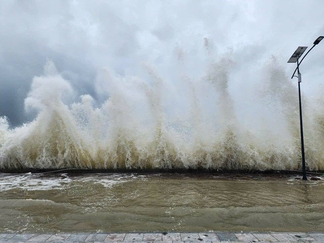 高潮は、7月22日にクアンニン州の特別ゾーンのCOの一部の地域で大きな波を引き起こしました。写真：Hoang Phuong