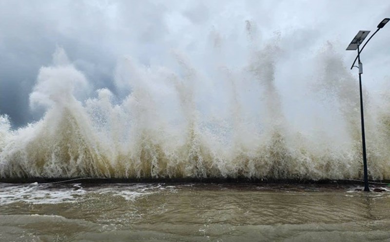 High tides caused big waves in some areas in Co To Special Zone, Quang Ninh province on July 22. Photo: Hoang Phuong