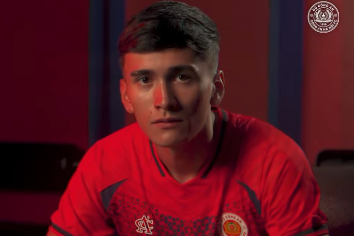 Brandon Ly officially wears the Hanoi Police shirt. Photo: CAHN FC