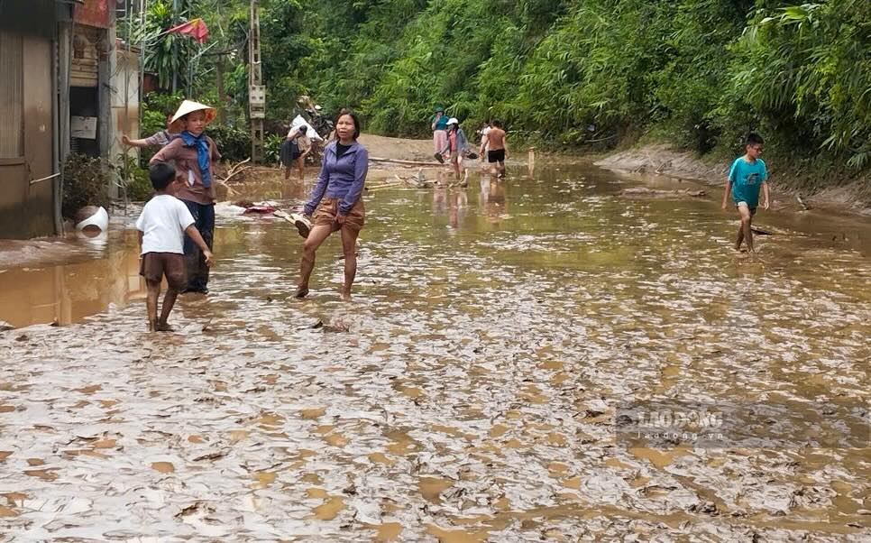 Trua 23.7, ghi nhan cua phong vien Bao Lao Dong tai xa mien nui Huu Kiem, tinh Nghe An, cho thay sau khi nuoc lu rut, nguoi dan dang khan truong cao bun dat, don dep nha cua va tai san bi ngap ung.