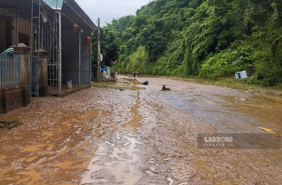 Tai xa Muong Xen – dia phuong nam canh Huu Kiem, nuoc cung dang rut dan. Nguoi dan tranh thu lau don bun dat, sua sang do dac hu hong sau lu. 