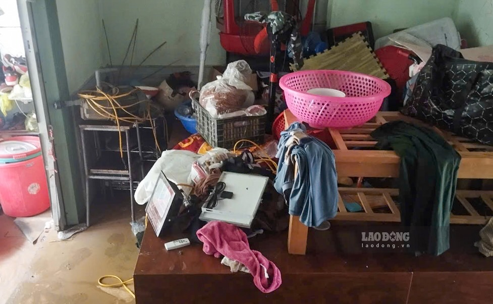 Nguoi dan lau don nen nha, ke lai giuong tu bi xo lech sau dot lu lon. 