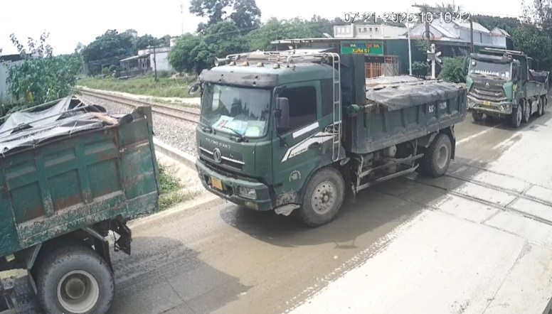 Doan xe ben noi duoi nhau, 1 xe dung ngay tren duong sat doan qua xa Nui Thanh, Da Nang. Anh: CSGT cung cap