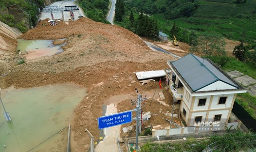 Đất đá vẫn ngổn ngang quanh khu vực Trạm thu phí BOT Sa Pa. Ảnh: Đinh Đại