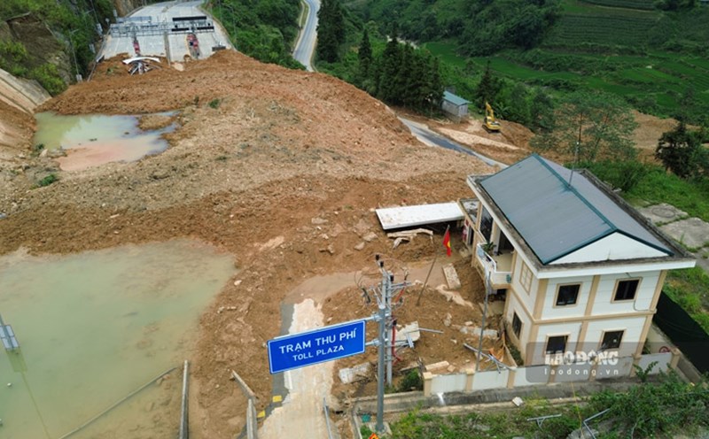 Soil and rocks are still scattered around the Sa Pa BOT Toll Station. Photo: Dinh Dai