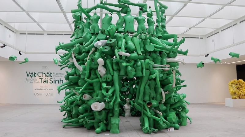 하노이에서 열린 예술가 Nguyen Quoc Dan의 '재색 환생' 전시회. 사진: Nguyen Linh