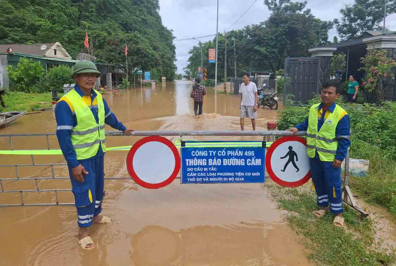 Con Cuong Commune（NGHE AN）の高速道路7セクションと他の数十ポイントが浸水し、Nam Buong Border Gateへのユニークなルートで完全にトラフィックを分割しました。写真：Tran Tuan