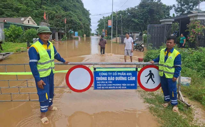 National Highway 7 in Con Cuong Commune (Nghe An) and dozens of other points were flooded, causing complete traffic disruption on the only route to Nam Can Border Gate. Photo: Tran Tuan