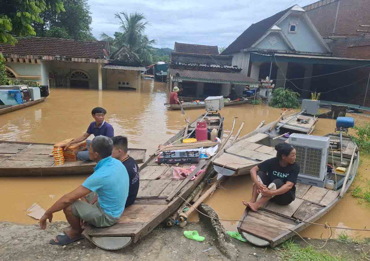 Nha dan o xa Con Cuong ngap sau gan cham noc. Anh: Tran Tuan.