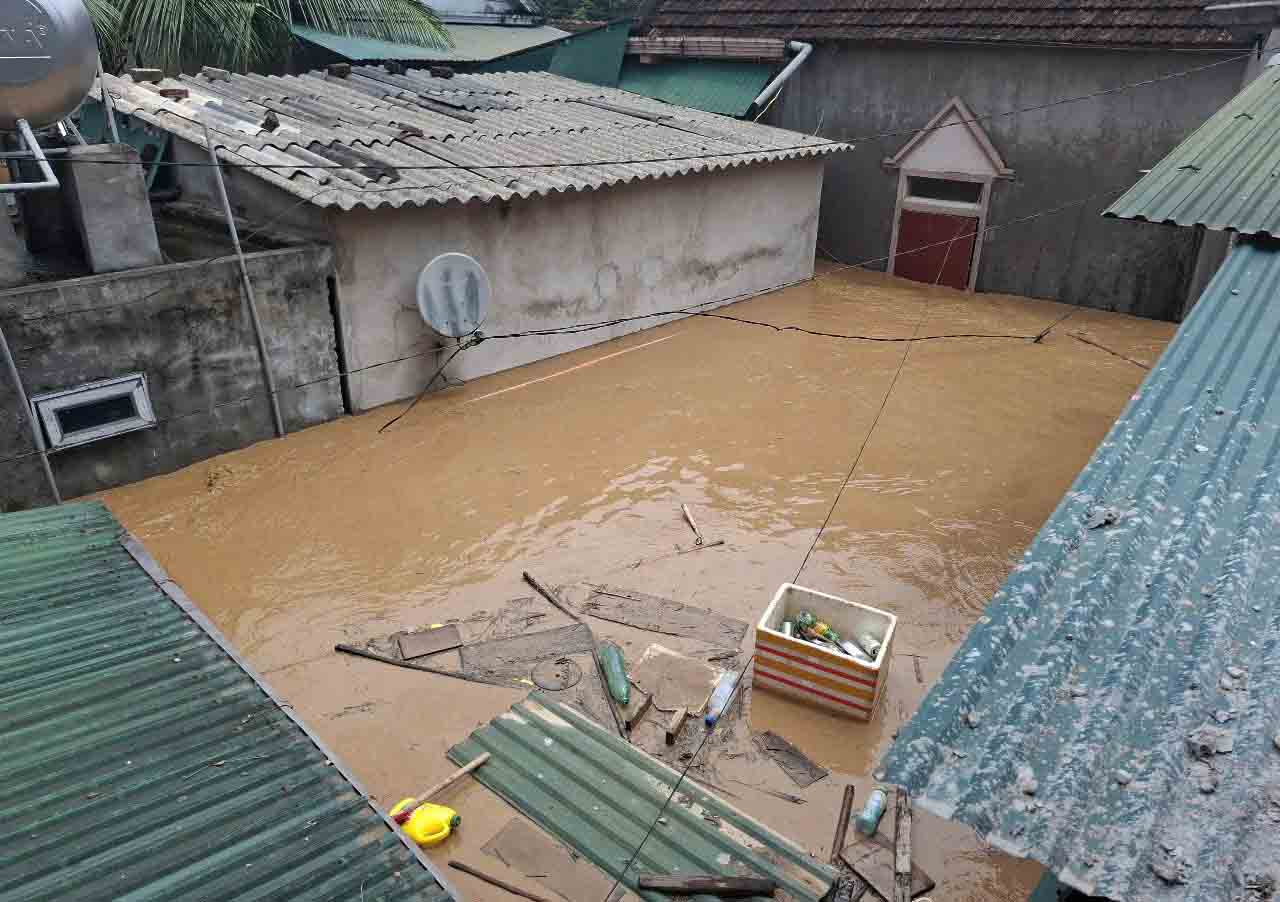 Nuoc ngap sau len gan noc nha dan. Anh: Tran Tuan.