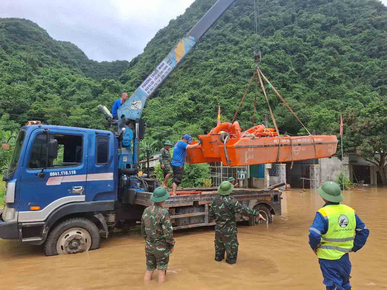 Bo Chi huy Quan su tinh Nghe An dua ca no den tai diem chia cat do ngap sau o xa Con Cuong de tiep can vung ngap lut. Anh: Tran Tuan.