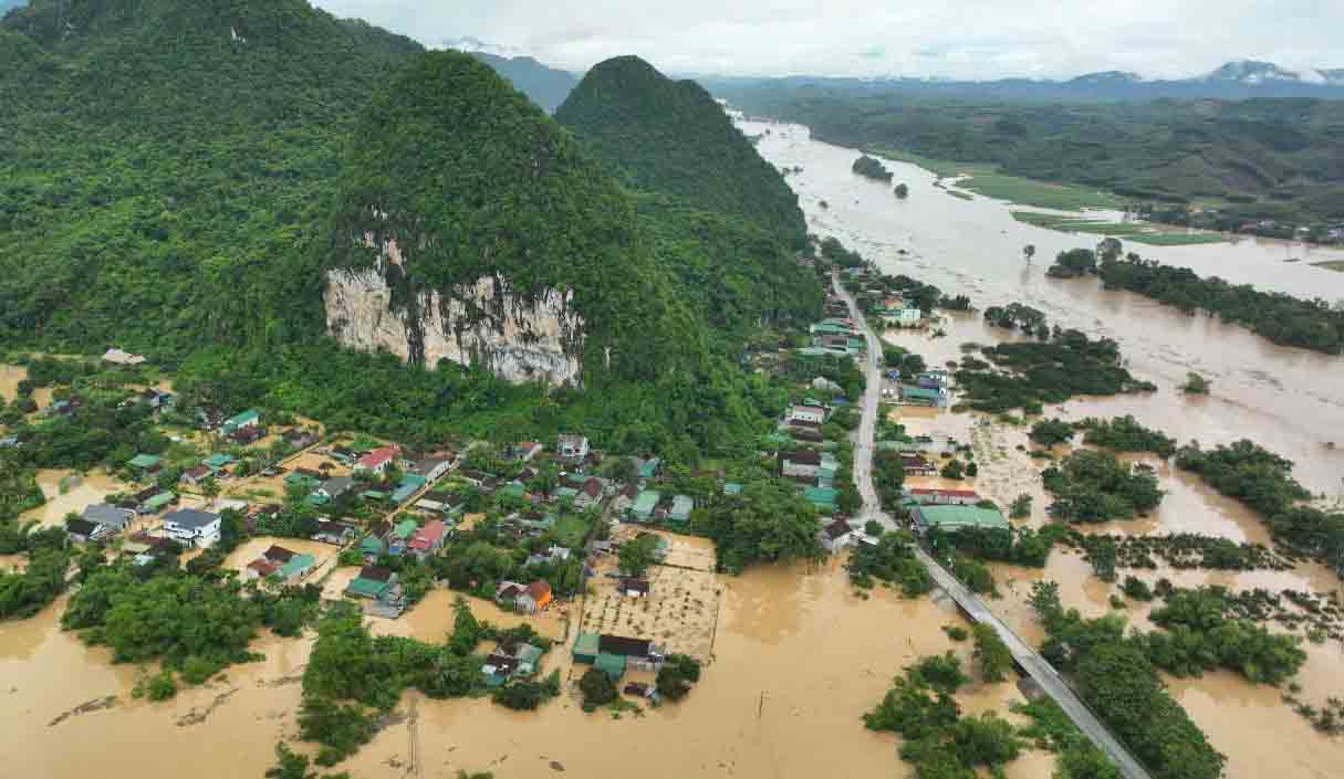 Nhieu nha dan o xa Con Cuong bi nuoc lu bao vay, ngap sau. Anh: Tran Tuan.