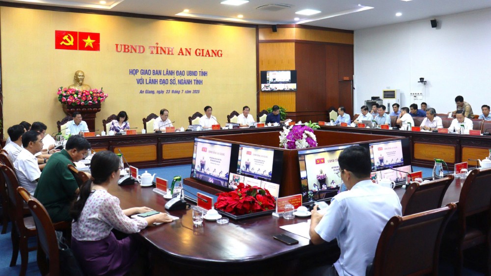 업무 회의에 참석한 대표들이 APEC 2027 회의를 지원하기 위한 프로젝트 진행 상황 보고를 듣고 있습니다. 사진: 응옥 마이