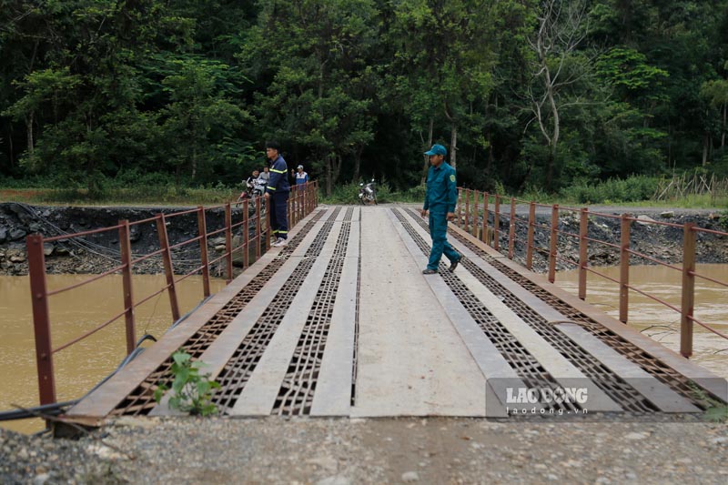 People move across the temporary approach bridge after the cable break in Thanh Yen commune, Dien Bien province. Photo: Quang Dat