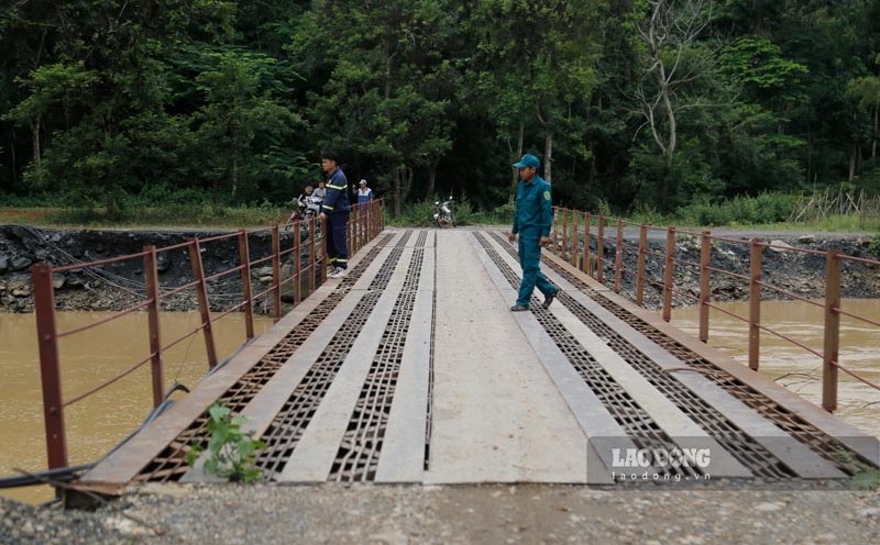 People move across the temporary approach bridge after the cable break in Thanh Yen commune, Dien Bien province. Photo: Quang Dat