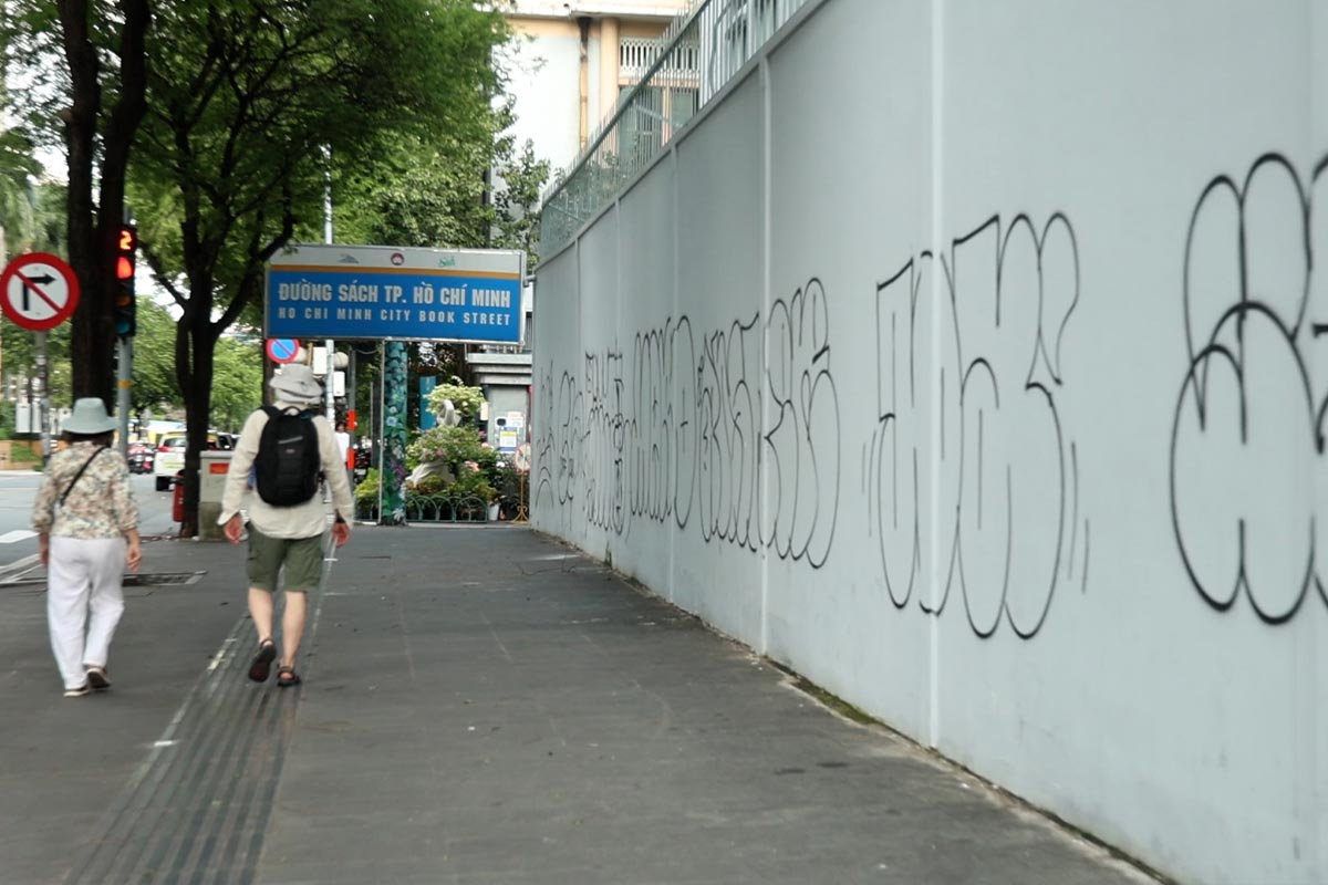 Many areas are covered with innocent covered red books, making Ho Chi Minh City bored
