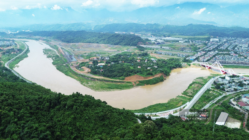 Un tronçon du fleuve Rouge traversant actuellement la province de Lao Cai. Photo : Dinh Dai