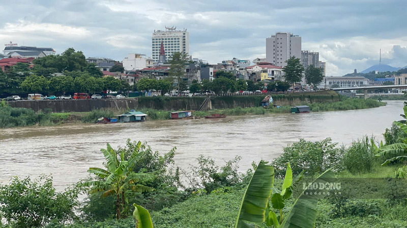 Hoat dong cua cac be noi ben bo song Hong. Anh: Dinh Dai
