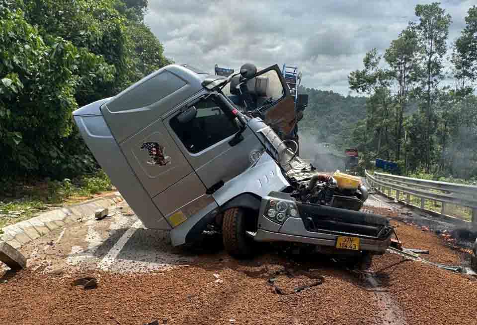 The scene of the accident that seriously injured a driver in Son Kim 1 commune. Photo: Duc Tuan