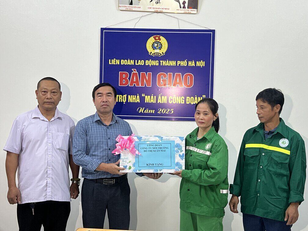 Ong Ong Dao Van Tien – Pho giam doc, Chu tich Cong doan Cong ty TNHH Moi truong do thi Xuan Mai tang qua tan gia cho gia dinh chi Nguyen Thi Ngoc. Anh: Kieu Vu