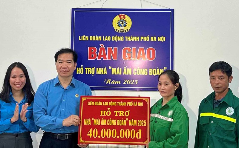 Vice President of the Hanoi City Labor Federation Nguyen Huy Khanh presented support to build a Trade Union Shelter for Ms. Nguyen Thi Ngoc's family. Photo: Kieu Vu