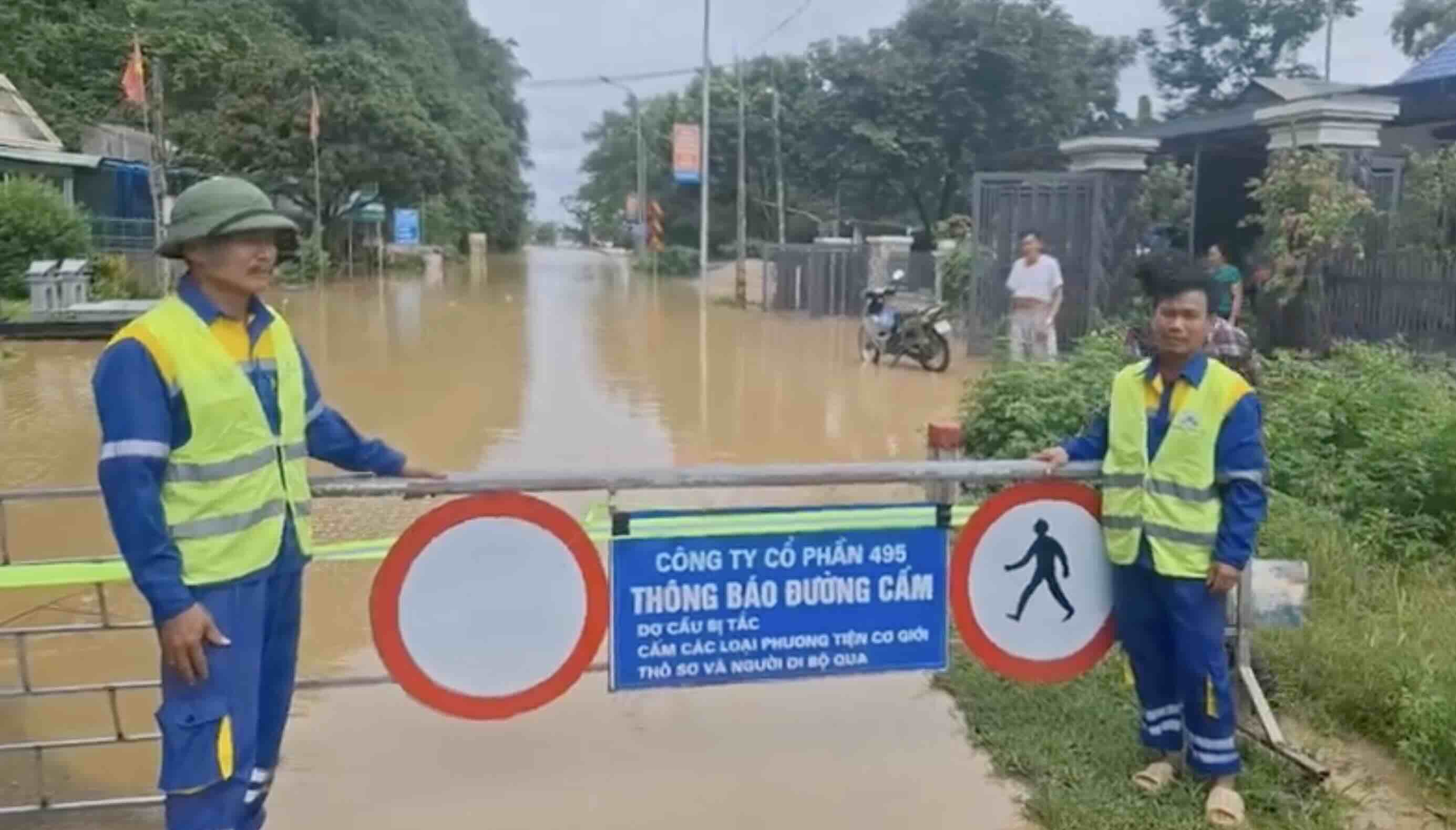 国道7号線 Con Cuong を通過、深刻な浸水、交通麻痺.