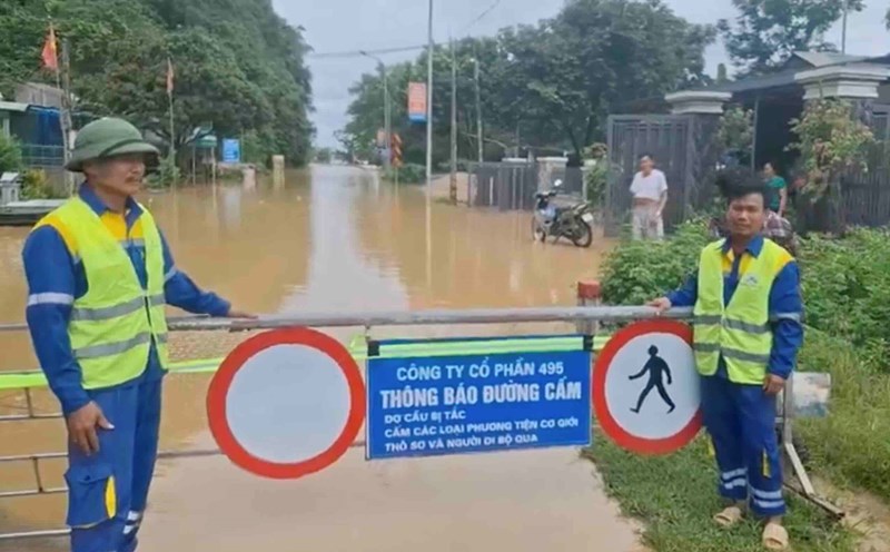 National Highway 7 through Con Cuong is heavily flooded, traffic is paralyzed.