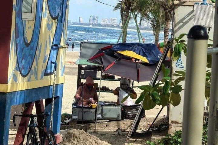 Da Nang respondio a las personas que vendian pan justo debajo de mi playa de Khe. Foto: Suministro de personas